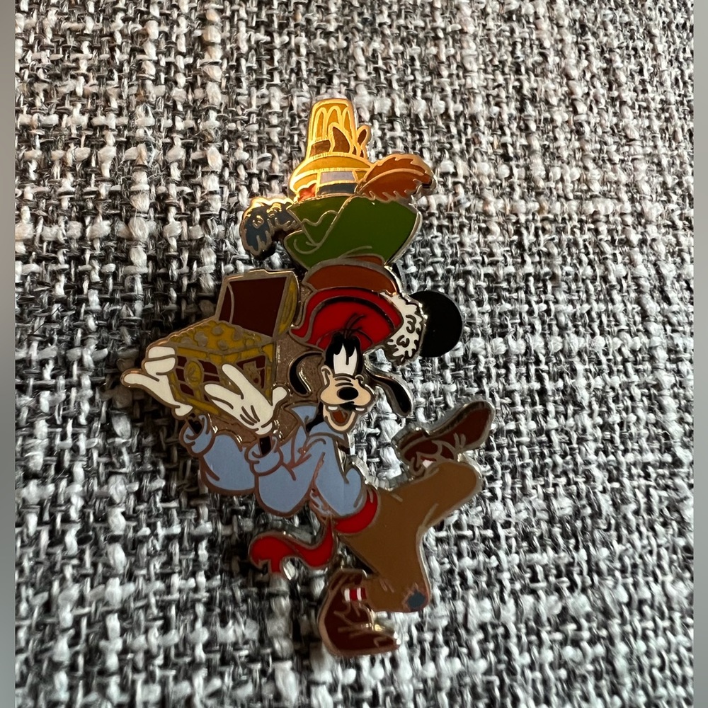 ❣️3/$18 ❣️Goofy Pirate Disney pin
